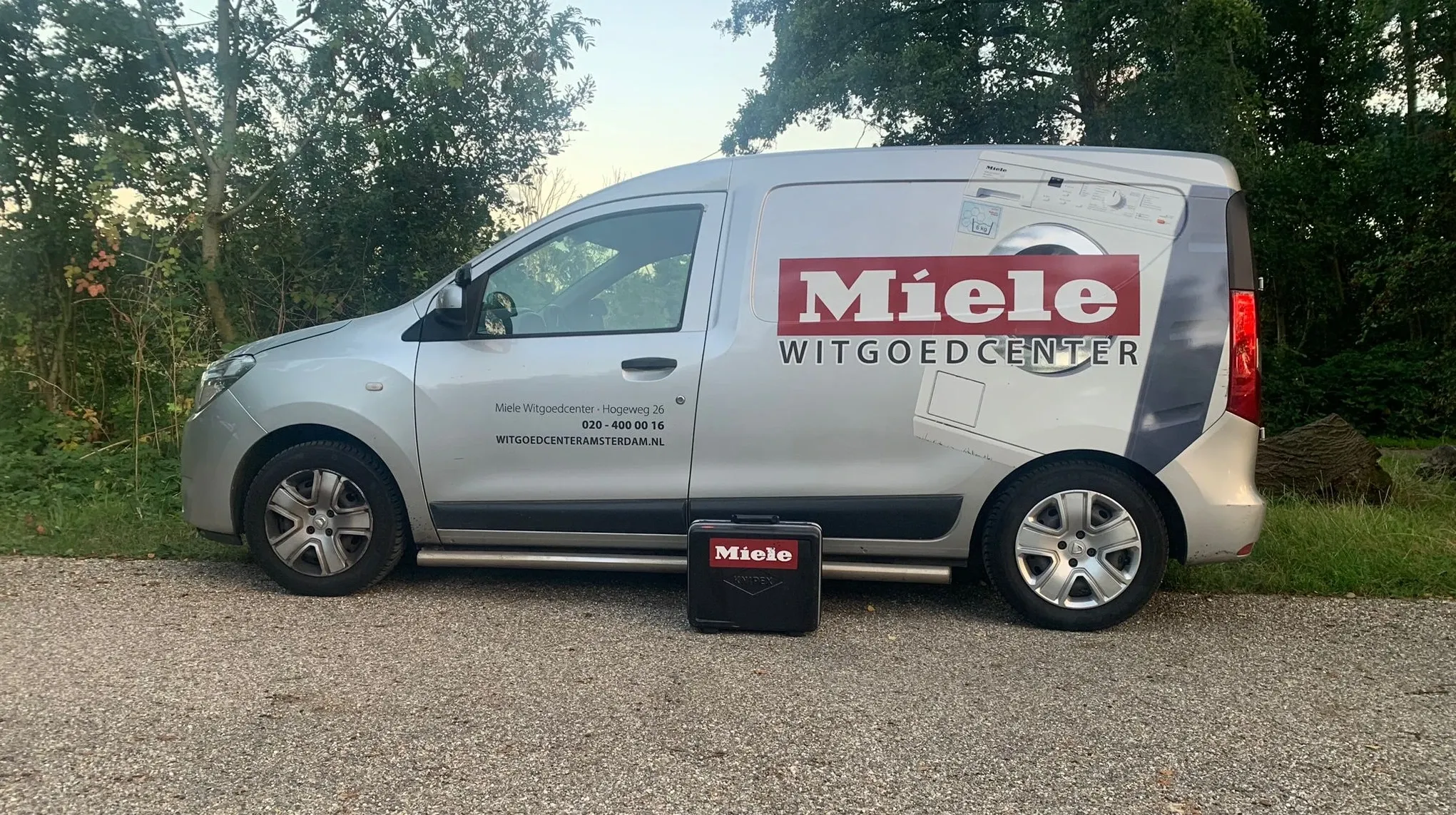 Miele-servicebus van Witgoedcenter Amsterdam met gereedschapskoffer